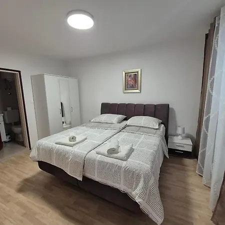 Apartments Velinka Mundanije Exterior photo