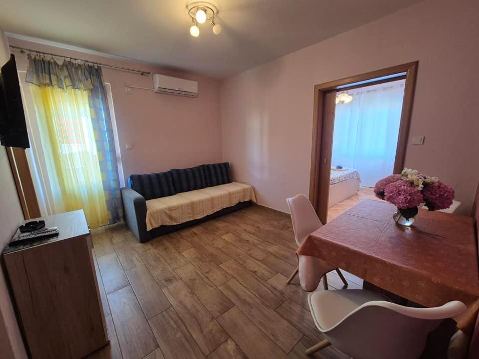 Apartment Velinka Mundanije